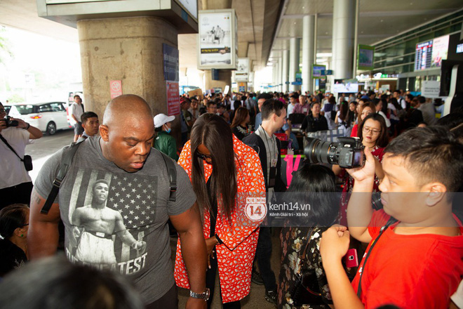 Naomi Campbell cúi mặt, tránh né truyền thông khi có mặt tại sân bay Tân Sơn Nhất sáng nay